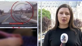 VIDEO O fetiță de doi ani din Suceava a căzut din mașină, după ce mama ei a intrat într-un sens giratoriu. Micuța a ajuns de urgență la spital